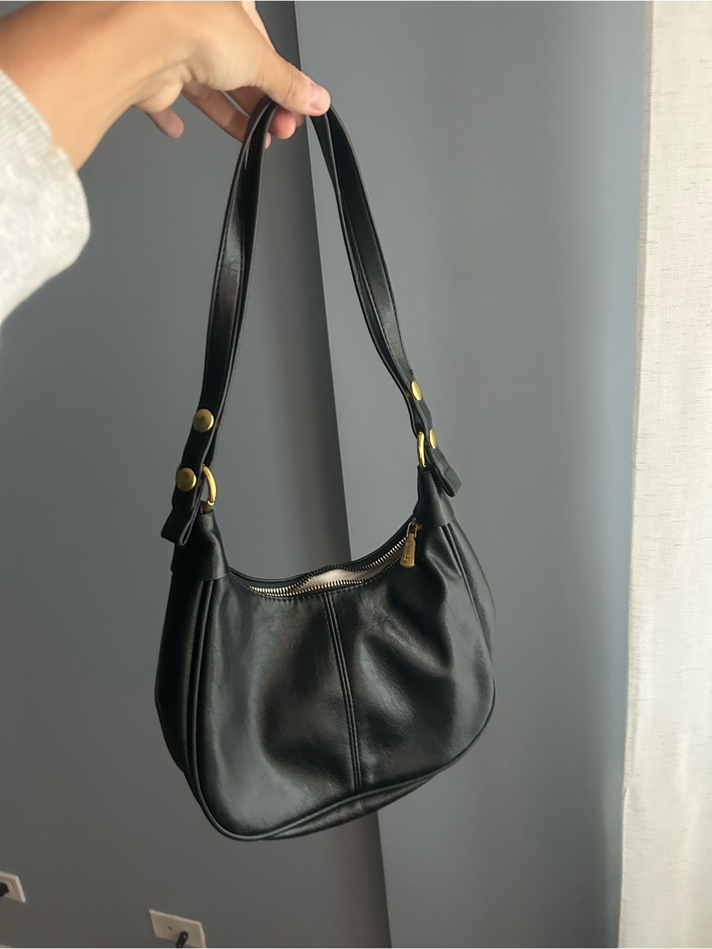 Classic Black Leather Shoulder Bag - Sleek Everyday Carry
